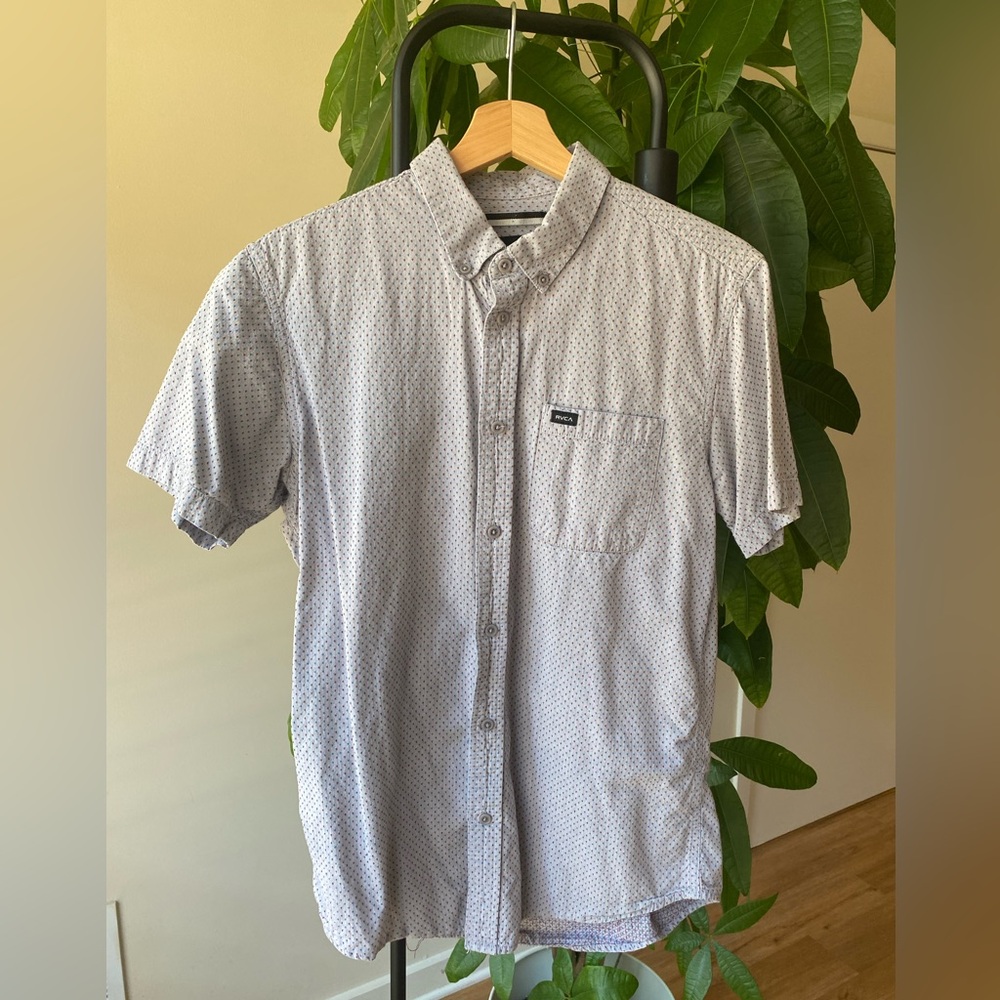 Men’s casual short sleeve button down shirt. RVCA size medium. Gray with pattern